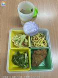 咖哩麵食+魚排+肉絲白花椰+青江菜+味噌海芽湯+芋頭包子