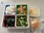 菜色有糙米飯、韓式燒肉、涼拌海芽、時蔬與玉米濃湯